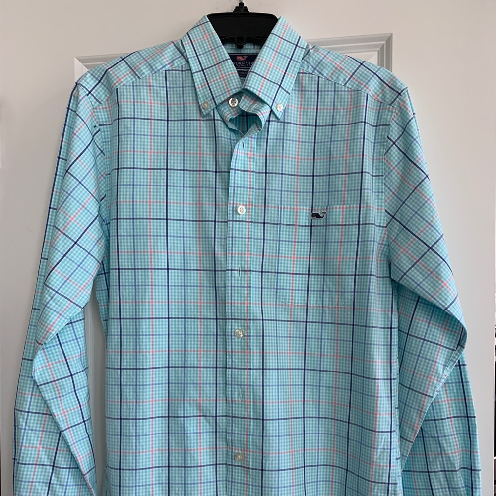 Men’s Vineyard Vines button down shirt size small